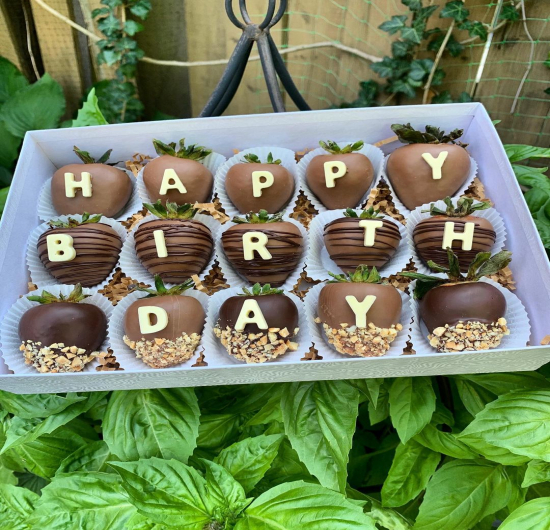 Kutuda Çikolatalı Çilekler Serisi Doğum Günü
